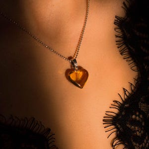 Pendentif Cœur En Ambre Signé MVX Sur Chaîne Plaqué Or - Occasion, Pierre Orange, Bijou Fantaisie Vintage