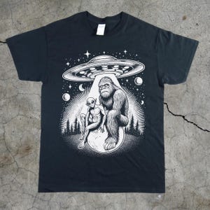 Bigüße Alien Entführung Grafik T-Shirt: Cryptid UFO Shirt