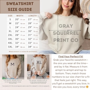 Op de afbeelding: Maattabel voor een sweatshirt met afmetingen in inches en centimeters. De tabel toont de breedte en lengte van het sweatshirt in verschillende maten, van S tot 5XL. De afbeelding toont ook een model dat een sweatshirt in maat M draagt en een model dat een sweatshirt in maat XL draagt. De tekst "Gray Squirrel Print Co" is zichtbaar op het sweatshirt.