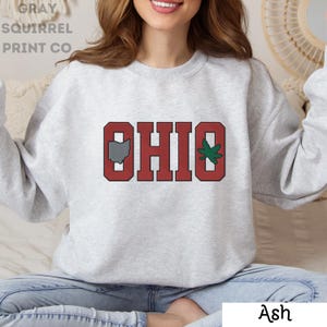 Sudadera bordada de Ohio / Sudadera de cuello redondo de Buckeye State / Suéter acogedor para el día del partido universitario / Ropa Midwest Pride