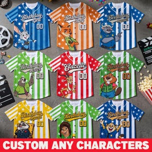 Puede incluir: Nueve camisetas de b&eacute;isbol coloridas con gr&aacute;ficos de personajes y texto. Las camisetas presentan varios dise&ntilde;os, incluyendo rayas y estrellas, con frases como "Birthday Girl", "Birthday Boy" y "Birthday Squad". El texto "CUSTOM ANY CHARACTERS" est&aacute; en la parte inferior.