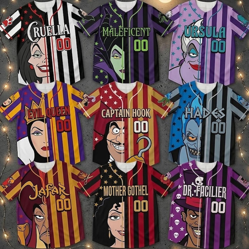 Puede incluir: Nueve camisetas de b&eacute;isbol con villanos de Disney. Cada camiseta tiene la cara de un personaje dividida por la mitad, con el nombre del personaje y el n&uacute;mero "00" en la parte delantera. Las camisetas tienen diferentes combinaciones de colores y patrones.