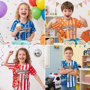 Puede incluir: Cuatro ni&ntilde;os con camisetas de b&eacute;isbol con dise&ntilde;os de personajes de dibujos animados y temas de cumplea&ntilde;os. Las camisetas son azules, naranjas y rojas con rayas blancas y texto. Globos y decoraciones de fiesta en el fondo.