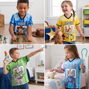 Pode incluir: Quatro crian&ccedil;as vestindo camisetas gr&aacute;ficas coloridas com personagens da franquia Toy Story. As camisas s&atilde;o azuis, amarelas, verdes e azul claro, cada uma com um design de personagem diferente e o n&uacute;mero 00. As crian&ccedil;as est&atilde;o sorrindo e brincando com brinquedos.