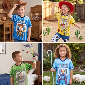 Pode incluir: Quatro crian&ccedil;as vestindo camisas tem&aacute;ticas do Toy Story. As camisas s&atilde;o azuis, amarelas, verdes e azul claro, cada uma com um personagem diferente: Woody, Jessie, Buzz Lightyear e Bo Peep. As crian&ccedil;as est&atilde;o sorrindo e posando ao ar livre.