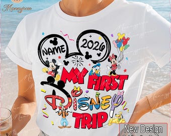 Nombre personalizado: Mi primer viaje con ratón 2026 PNG, diseño de camiseta para celebrar en familia, imágenes prediseñadas de globos de dibujos animados con fuegos artificiales, descarga digital