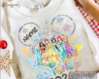 Design de camiseta personalizada com nome "Princesa Fofa 2026" para meninos e meninas em PNG, cabeça de rato - clipart de castelo, roupas combinando para férias, download digital.