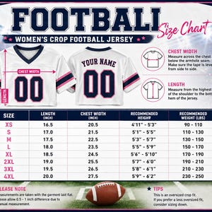 Pu&ograve; includere: Una maglia da football corta bianca con strisce sulle maniche blu navy e rosa e il numero 00 in blu navy con bordi rosa. L'immagine include una tabella delle taglie con misure in pollici, altezza in piedi e peso in libbre dalla taglia XS alla 4XL.
