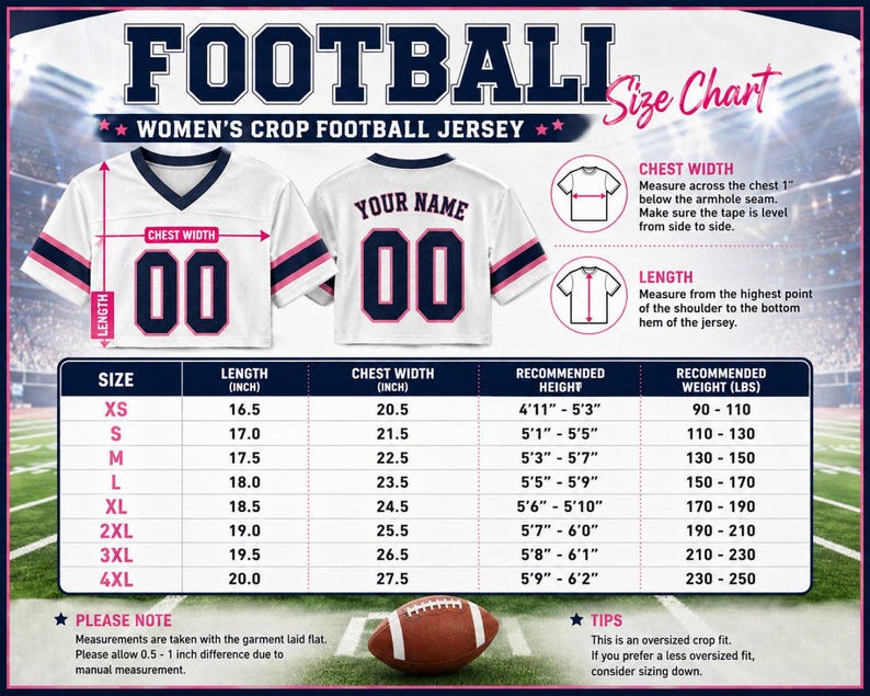 Pu&ograve; includere: Una maglia da football corta bianca con strisce sulle maniche blu navy e rosa e il numero 00 in blu navy con bordi rosa. L'immagine include una tabella delle taglie con misure in pollici, altezza in piedi e peso in libbre dalla taglia XS alla 4XL.