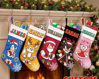 Puede incluir: Cinco calcetines de Navidad personalizados con personajes de Sonic the Hedgehog: azul para James, amarillo para Emily, rojo para William, negro para Sarah y rosa para Jessica. Cada calcetín tiene un puño blanco con un nombre y copos.