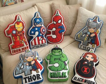 Cojín de cumpleaños de Marvel Avengers personalizado con nombre y edad, cojín de superhéroes, decoración para fiestas infantiles, Iron Man, Spider-Man, Hulk, Capitán América, regalo