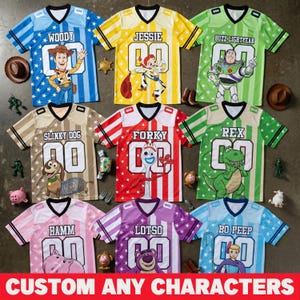Pode incluir: Nove camisas de futebol coloridas com personagens do filme Toy Story. Cada camisa tem o nome de um personagem e o n&uacute;mero 00. As camisas s&atilde;o azuis, amarelas, verdes, bege, vermelhas, rosas, roxas e azul claro. O texto "CUSTOM ANY CHARACTERS" est&aacute; na parte inferior.