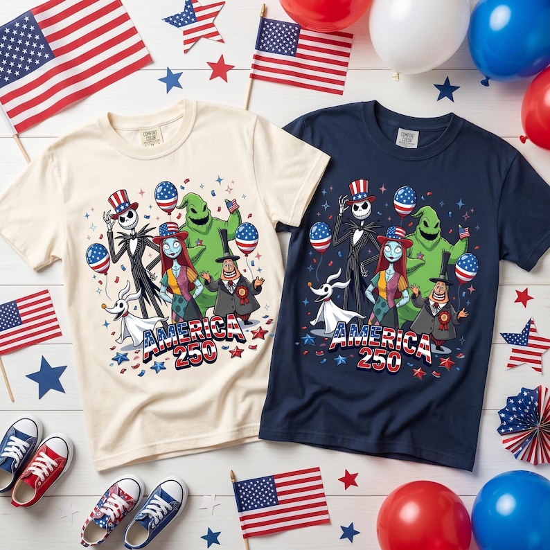 Puede incluir: Dos camisetas de manga corta, una color crema y otra azul marino, con un estampado gr&aacute;fico de personajes de Pesadilla antes de Navidad con sombreros patri&oacute;ticos y globos con banderas estadounidenses, con el texto AMERICA 250 debajo.