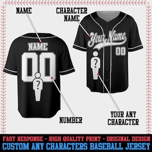 Puede incluir: Camiseta de b&eacute;isbol negra con detalles blancos, personalizable con texto y n&uacute;meros. La parte delantera muestra "Your Name" y "00", adem&aacute;s de un signo de interrogaci&oacute;n. La parte trasera muestra "NAME" y "00" con un signo de interrogaci&oacute;n. El texto inferior dice "CUSTOM ANY CHARACTERS BASEBALL JERSEY."