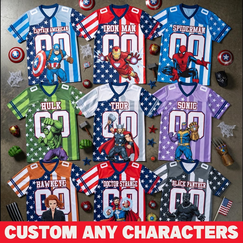 Puede incluir: Colecci&oacute;n de camisetas con tem&aacute;tica de superh&eacute;roes, cada una con el nombre y n&uacute;mero del personaje. Los dise&ntilde;os incluyen Capit&aacute;n Am&eacute;rica, Iron Man, Spider-Man, Hulk, Thor, Sonic, Hawkeye, Doctor Strange y Pantera Negra. Las camisetas tienen patrones de estrellas e ilustraciones de personajes.
