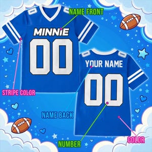 Pode incluir: Uma camisola de futebol azul com riscas brancas e o nome "MINNIE" acima do n&uacute;mero "00" na frente. A parte de tr&aacute;s da camisola mostra o n&uacute;mero "00" e o texto "YOUR NAME".