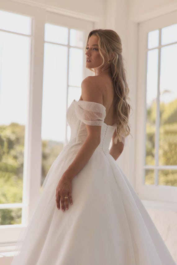 off shoulder wedding dress hair bridal hair for long sleeve dress A-Line Wedding Dress with Off-Shoulder Long Sleeves EU34 / Milk