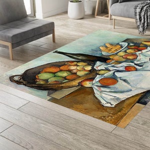 Puede incluir: Una alfombra con una pintura de bodegón que representa un cuenco de fruta, una botella y una bolsa de manzanas. La fruta es una mezcla de manzanas verdes y naranjas, y la bolsa de manzanas es blanca con detalles rojos y azules. La pintura está realizada en un estilo que recuerda al impresionismo.