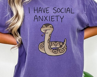 Camiseta divertida de serpiente para personas con ansiedad social, camiseta adorable de reptil para introvertidos, camiseta Comfort Colors, regalo original para amantes de los animales, arte minimalista.
