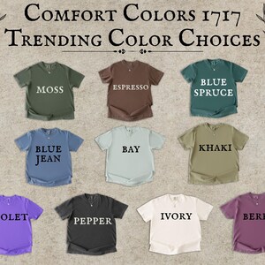 Pu&ograve; includere: Una collezione di t-shirt Comfort Colors 1717 in vari colori di tendenza, tra cui Moss, Espresso, Blue Spruce, Blue Jean, Bay, Khaki, Violet, Pepper, Ivory e Berry. Ogni maglietta &egrave; mostrata con il nome del suo colore.