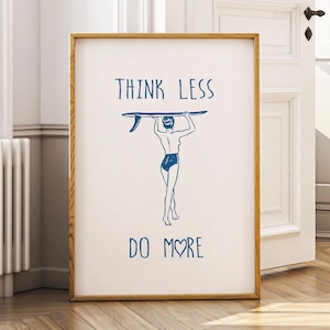 Think Less Do More Surfing Wandkunst - Minimalistisches Küsten Poster - Surfbrett Druck - Strand ästhetische Wanddekoration - motivierende Ozean Kunstwerk