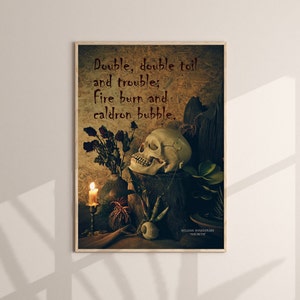 Puede incluir: Una impresión de estilo vintage con una calavera, una vela y una cita de Macbeth de Shakespeare: "Double, double toil and trouble; Fire burn and caldron bubble."