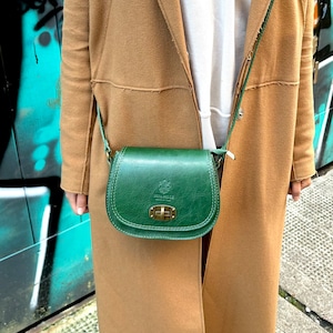 Petit sac à bandoulière vert en cuir véritable italien Sac à bandoulière élégant avec bretelles réglables Sac à main en cuir vert Sac à main bandoulière fait main
