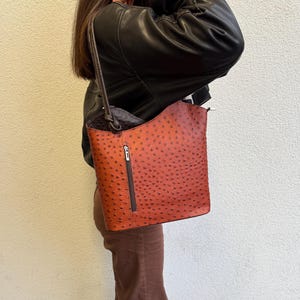 Bolso convertible de cuero italiano estilo avestruz de color tostado oscuro Mochila de cuero genuino Bolso de hombro clásico Bolso multiusos elegante para mujer