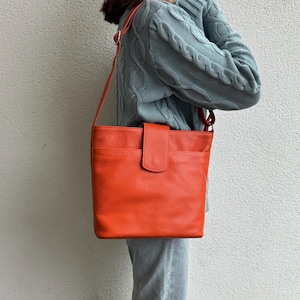 Orangefarbene italienische Leder Crossbody Bag mit verstellbaren Trägern Handgemachte Leder Schultertasche Elegante Damen Große Handtasche Geschenk für Sie