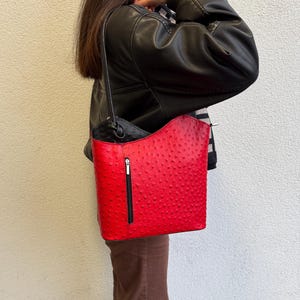 Bolso convertible de cuero italiano estilo avestruz rojo y negro, mochila de cuero genuino, bolso de hombro clásico, bolso elegante multiusos para mujer