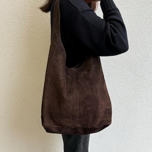 Sac fourre-tout en daim véritable marron chocolat Cali, sac hobo en cuir pratique au quotidien, grand sac à bandoulière, cadeau pour elle et lui, sac d'école pour ordinateur portable