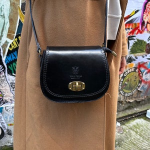 Petit sac à bandoulière noir en cuir italien véritable Sac à bandoulière élégant avec bretelles réglables Sac à main en cuir noir Sac à main bandoulière fait main