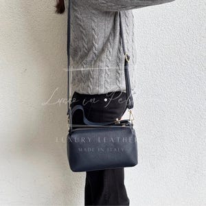 Sac bandoulière en cuir italien bleu marine : poignée sur le dessus