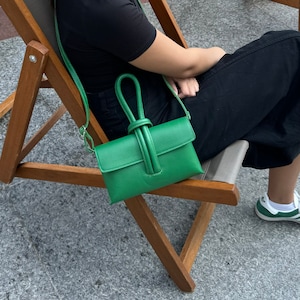Sac à main en cuir italien vert citron avec bretelles amovibles Sac pochette polyvalent en cuir fait main avec poignée sur le dessus Sac à bandoulière élégant pour femme