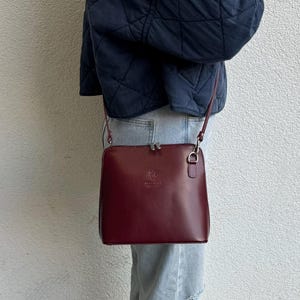 Sac à main bordeaux de taille moyenne en cuir italien véritable avec bretelles amovibles Sac à bandoulière en cuir véritable Sac à main classique Sac pour femme élégant