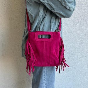 Fuchsia Pink Boho Wildleder Quaste Handtasche mit verstellbaren und Abnehmbaren Riemen Echtes Wildleder Umhängetasche Klassische Handtasche Elegante Damentasche