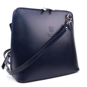 Moyenne sac à main bleu marine en cuir véritable avec bretelles amovibles Sac à bandoulière en cuir italien classique Sac à main bleu marine élégant sac pour femme