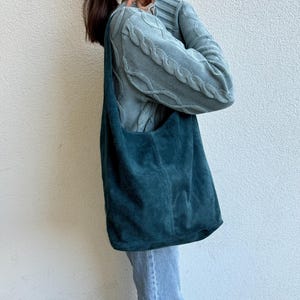 Sac fourre-tout en daim véritable bleu sarcelle Cali, sac hobo en cuir pratique au quotidien, grand sac à bandoulière unisexe, cadeau pour elle et lui, sac d'école pour ordinateur portable
