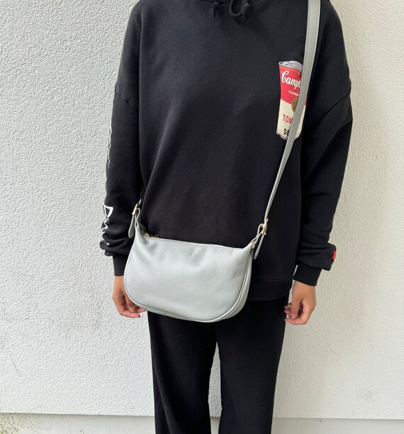 ★TOUT Y EST★ Chrisses Halfmoon Messenger Bag Warm Grey LE2 BAGS – Page 6 – TOUT Y EST