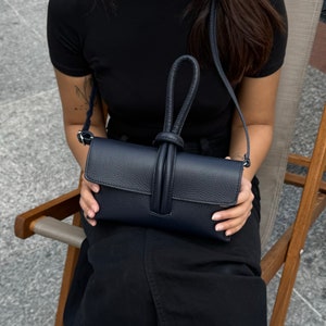 Schwarze italienische Lederhandtasche mit abnehmbaren Riemen, handgefertigt aus Leder, vielseitig Mondtasche, Knödeltasche, elegante Damen, Crossbody, Alltagstasche