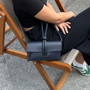 Marineblaue italienische Lederhandtasche mit abnehmbaren Riemen Handgefertigte Leder Vielseitige Clutch Top Griff Tasche Elegante Damen Crossbody Tasche