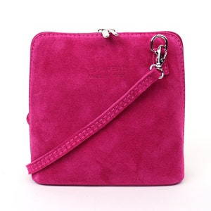 Kleine Fuchsia Pink Echte Italienische Wildlederhandtasche mit Abnehmbaren Riemen Suede Crossbody Bag Klassische Handtasche Elegante Damenhandtasche