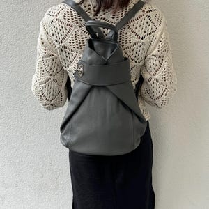 Donkergrijze Italiaanse leren rugzak met kiezelstenen: handgemaakte laptoprugzak