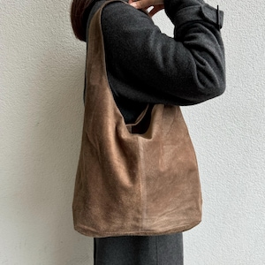 Sac fourre-tout Cali en daim véritable taupe foncé, pratique au quotidien, grand sac hobo en cuir, grand sac à bandoulière, cadeau pour elle et lui, sac d'école pour ordinateur portable