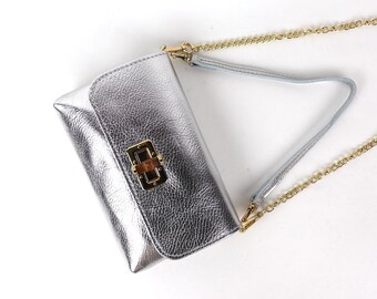 Pochette en cuir argentée sac à bandoulière en cuir italien fait