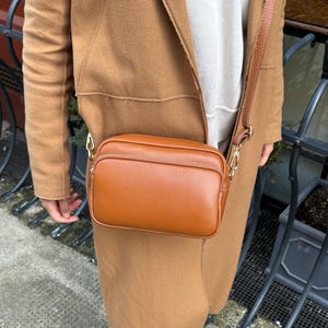 Sac à main marron clair en cuir italien à double fermeture éclair avec bretelles amovibles Sac bandoulière en cuir véritable Sac à main marron clair classique Sac pour femme élégant
