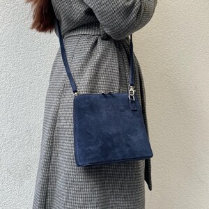 Kleine echte italienische Handtasche aus Wildleder und Narbenleder mit abnehmbaren Riemen Wildleder Umhängetasche Klassische Handtasche Elegante Damenhandtasche