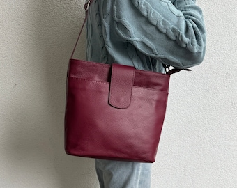 Burgundy Wine Italian Leather Crossbody Bag with Adjustable Straps Handmade Leather Shoulder Bag Elegant Women&#39;s Large Handbag Gift for Her