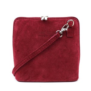 Kleine bordeauxfarbene echte italienische Wildlederhandtasche mit abnehmbaren Riemen Wildleder Umhängetasche Klassische Handtasche Elegante Damenhandtasche
