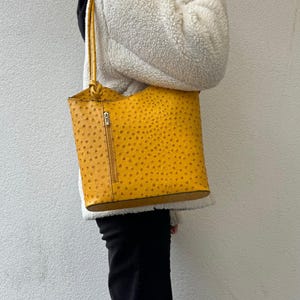 Bolso convertible de cuero italiano estilo avestruz color mostaza Mochila de cuero genuino Bolso de hombro clásico Bolso multiusos elegante para mujer